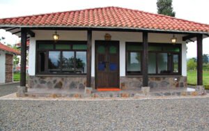 Casa de un piso con entrada en grava