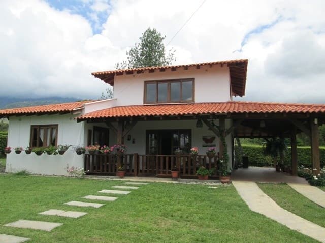 Casa con césped en la entrada