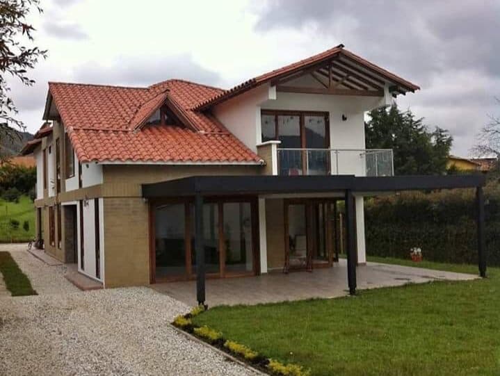 casa de dos pisos con balcón grande