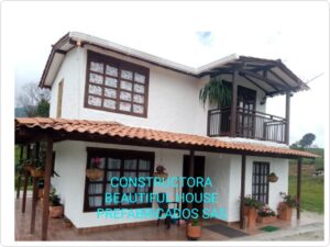 Casa blanca con ventanas, café de dos pisos