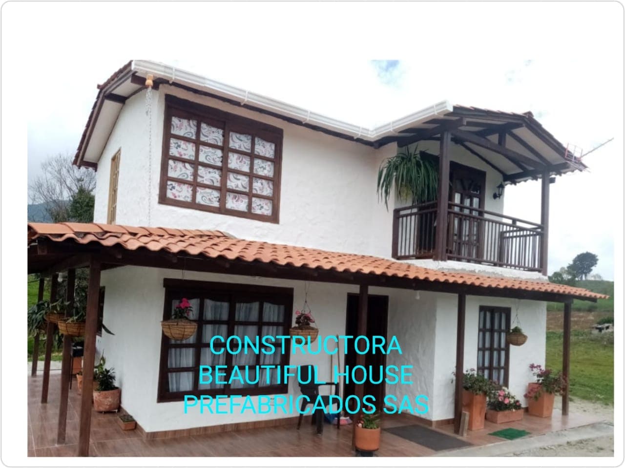 Casa blanca con ventanas, café de dos pisos