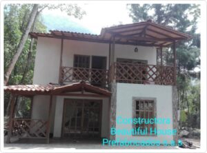 Casa blanca de dos pisos con terminaciones en madera