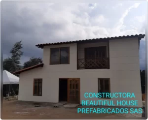 Casa de dos pisos con una entrada grande