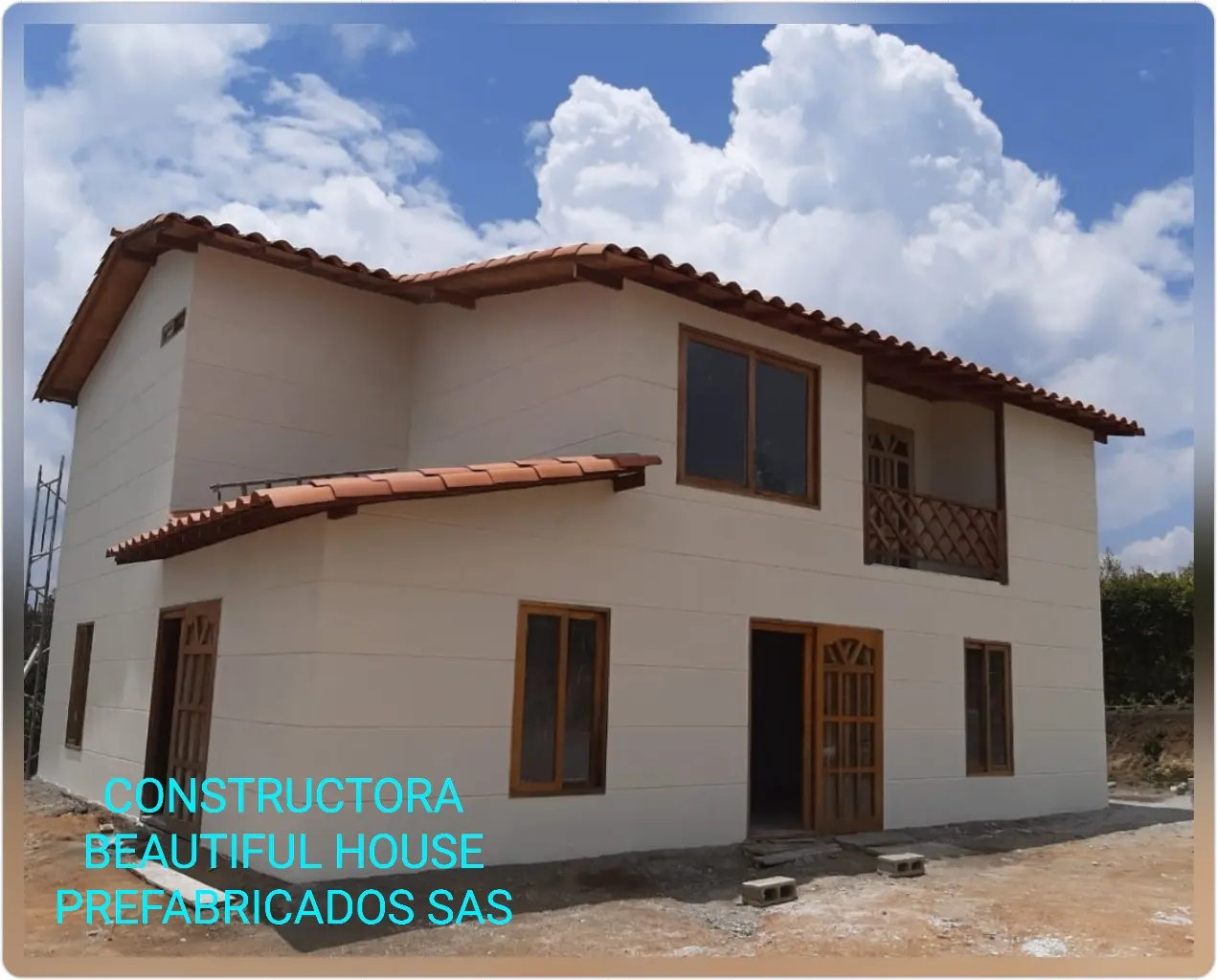 Casa de color crema y en un día soleado