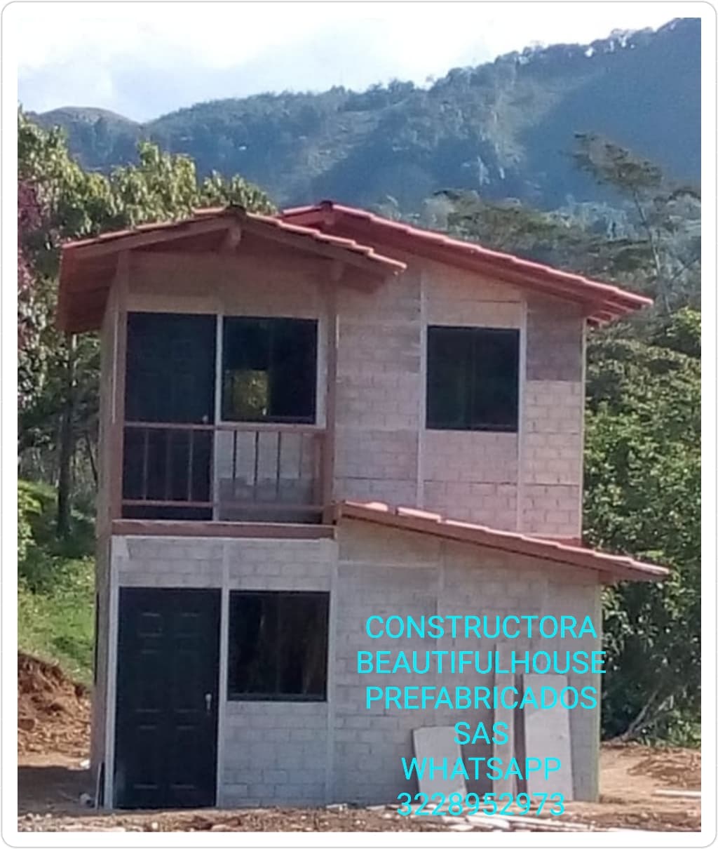 Casa prefabricada en obra gris de dos pisos