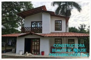 Casa de dos pisos con balcón en la habitación