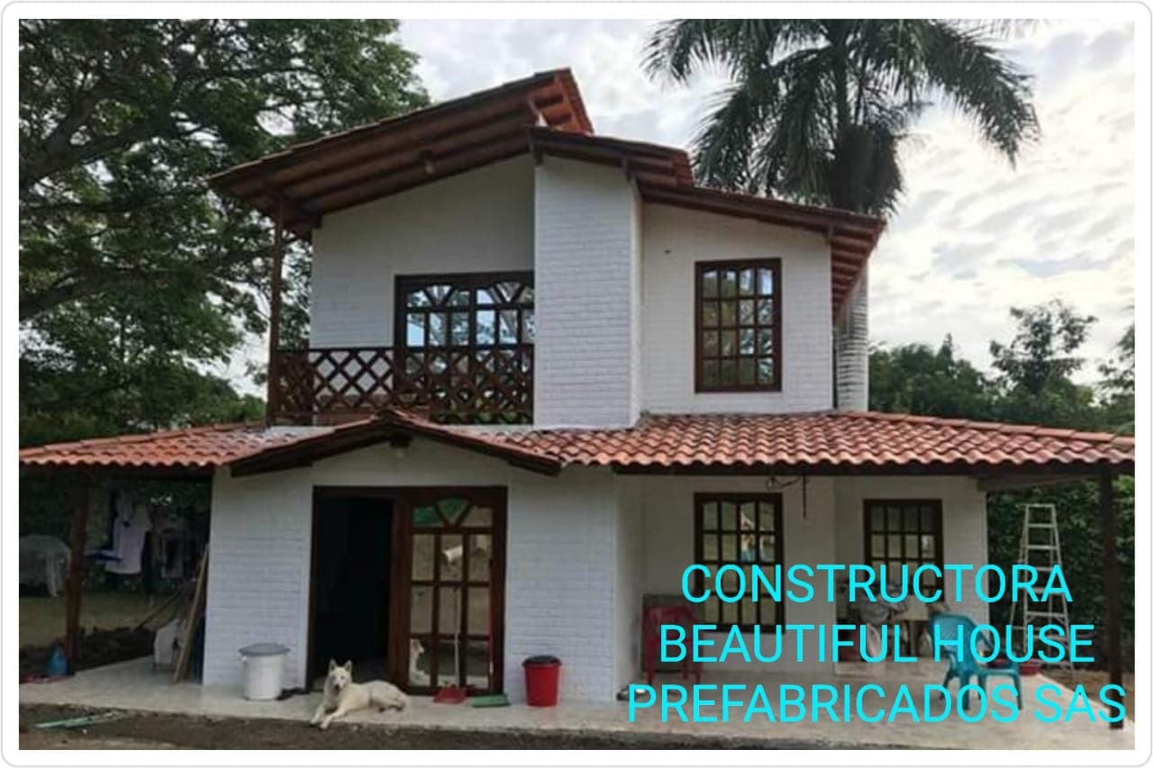 Casa de dos pisos con balcón en la habitación