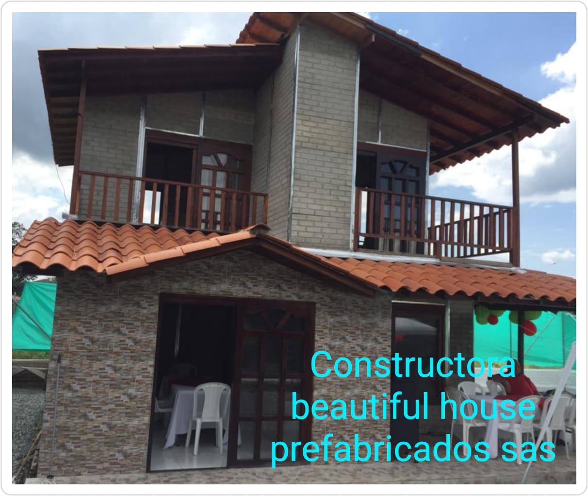 Casa prefabricada con techo marrón