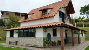 Casa con un techo en piramide