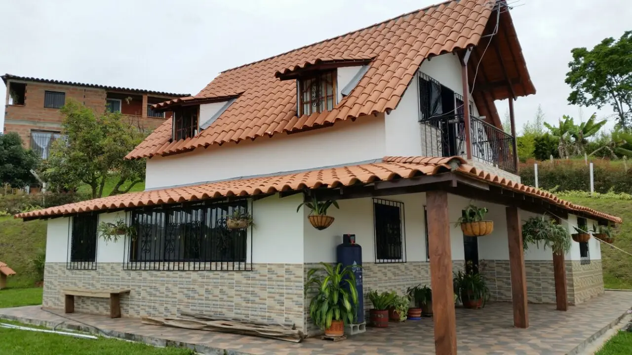 Casa con un techo en piramide