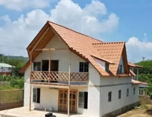 Casa blanca de dos pisos y balcón en el medio