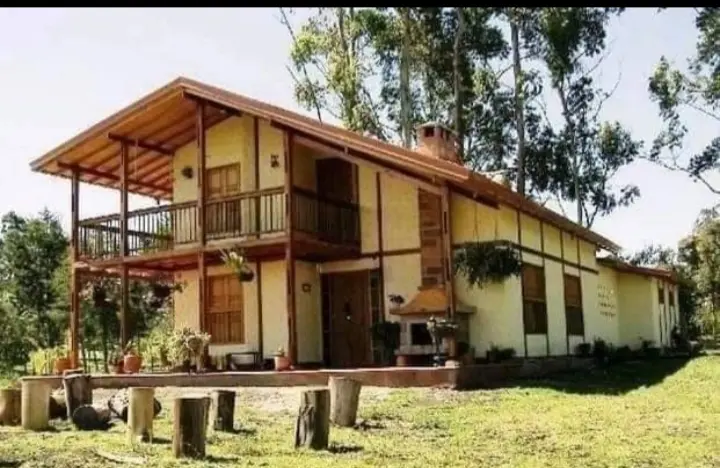 Casa con troncos en la entrada