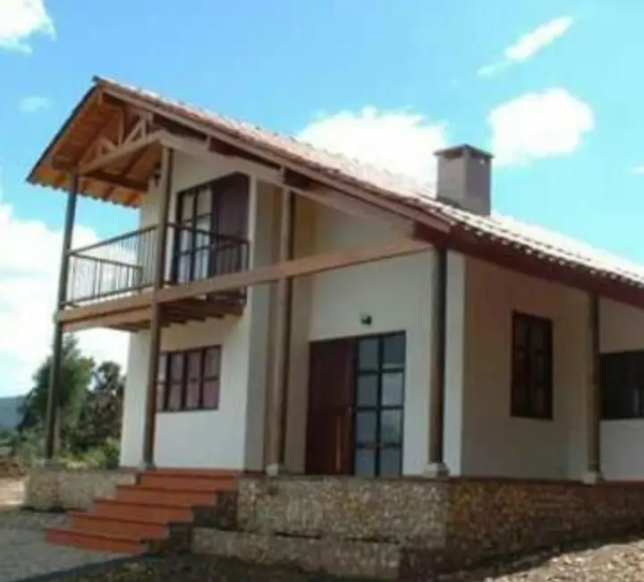 Casa de dos pisos con chimenea