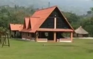 Casa con techo en forma de triángulo