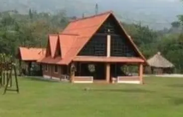 Casa con techo en forma de triángulo