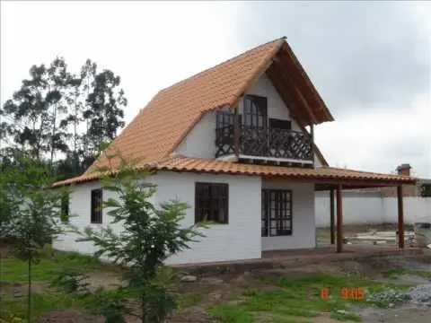 Casa con árboles al frente