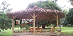 Kiosco con sillas dentro