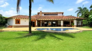 Casa con piscina en el centro