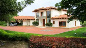 Casa con un ante jardín grande