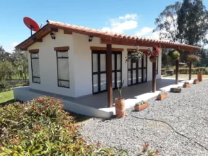 Casa en el campo blanca y ventanas grandes